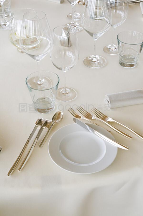 奢华体验 高级餐厅的正餐服务与餐桌艺术